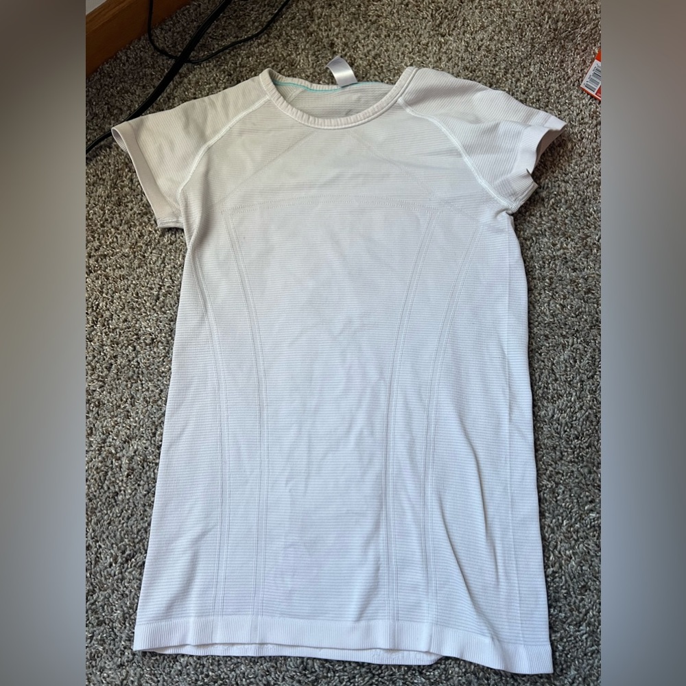 white ivivva tshirt size 14 fits like a lululemon size 2
